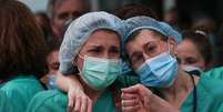 Agentes de saúde prestam homenagem a colega morto por coronavírus em Leganes, Espanha
13/04/2020
REUTERS/Susana Vera   Foto: Reuters
