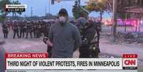 Jornalista da CNN é algemado ao vivo durante transmissão de cobertura de protestos  Foto: ANSA / Ansa