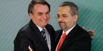 Bolsonaro e Weintraub se abraçam em cerimônia no Palácio do Planalto no ano passado
09/04/2019
REUTERS/Adriano Machado  Foto: Reuters