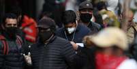 Pessoal desempregadas são vistas em fila na cidade de Santiago, Chile. 29/05/2020. REUTERS/Ivan Alvarado. 

  Foto: Reuters