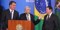 O presidente Jair Bolsonaro, General Augusto Heleno e o vice presidente Hamilton Mourão em solenidade  Foto: Fátima Meira / Futura Press