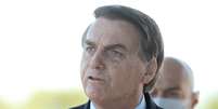 O Presidente da República do Brasil, Jair Messias Bolsonaro (sem partido), fala com simpatizantes e imprensa em frente ao Palácio da Alvorada  Foto: EDU ANDRADE/FATOPRESS / Estadão Conteúdo