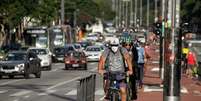 Movimentação de pedestres, usando máscaras de proteção facial na avenida Paulista, região central de São Paulo  Foto:  FÁBIO VIEIRA/FOTORUA / Estadão Conteúdo