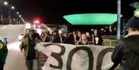Protesto com tochas em frente ao STF na noite de sábado, 30.   Foto: Reprodução Twitter Sara Winter / Estadão Conteúdo