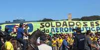 Jair Bolsonaro vai a cavalo saldar apoiadores em manifestação contra o STF  Foto: Camila Turtelli / Estadão Conteúdo