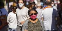 Pessoas se aglomeram em feira livre durante a pandemia do novo coronavirus (Covid-19) no bairro do Ipiranga zona Sul da cidade de Sao Paulo, neste sabado, 30.  Foto: ANDERSON LIRA/FRAMEPHOTO / Estadão Conteúdo