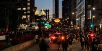 Manifestantes marcham durante protesto em Nova York
31/05/2020
REUTERS/Jeenah Moon  Foto: Reuters