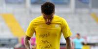 Atacante Jadon Sancho homenageia George Floyd ao marcar em partida entre SC Paderborn e Borussia Dortmund
31/05/2020
Lars Baron/Pool via REUTERS    Foto: Reuters