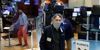 Operadores trabalham com máscaras de proteção na Bolsa de Nova York, EUA
27/05/2020
REUTERS/Lucas Jackson  Foto: Reuters
