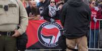 Bandeira antifascista durante protesto contra o racismo nos EUA, em 2017  Foto: DW / Deutsche Welle