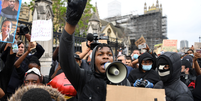 John Boyega durante discurso inflamado em Londres: "Doloroso ser lembrado que sua raça não significa nada"  Foto: Reprodução