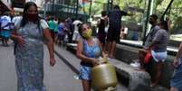 Mulher carrega botijão de gás doado em favela da Rocinha, no Rio de Janeiro
22/05/2020
REUTERS/Pilar Olivares  Foto: Reuters