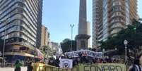 Torcidas de futebol organizaram protesto contra o presidente Jair Bolsonaro.   Foto: Divulgação / Estadão Conteúdo
