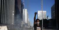 Manifestante gesticula em protesto contra o governo em São Paulo
31/05/2020
REUTERS/Rahel Patrasso  Foto: Reuters