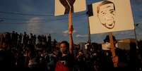 Manifestantes protestam contra racismo em Paris
02/06/2020 REUTERS/Gonzalo Fuentes  Foto: Reuters