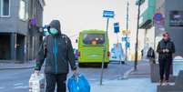 Homem com máscara de proteção carrega sacola de compras em rua de Oslo
13/05/2020 NTB Scanpix/Hakon Mosvold Larsen via REUTERS   Foto: Reuters