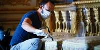 Funcionário prepara Palácio de Versalhes para reabertura
05/06/2020
REUTERS/Gonzalo Fuentes  Foto: Reuters