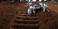 Coveiros enterram homem que morreu devido ao novo coronavírus em cemitério em São Paulo
04/06/2020
REUTERS/Amanda Perobelli  Foto: Reuters