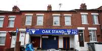 Ciclista passa por entrada vazia de estádio na cidade de Luton, no Reino Unido, em meio a pandemia de coronavírus
04/07/2020
REUTERS/Paul Childs  Foto: Reuters