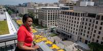 Prefeita de Washington, Muriel Bowser, observa frase "Black Lives Matter" pintada em enormes letras amarelas 
Khalid Naji-Allah/Prefeitura de Washington/Divulgação via REUTERS  Foto: Reuters