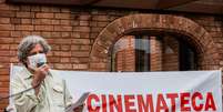 Cineastas protestam em frente a Cinemateca Brasileira contra a situa&ccedil;&atilde;o financeira, o abandono e a falta de incentivo na unidade  Foto:  VAN CAMPOS/FOTOARENA / Estad&atilde;o Conte&uacute;do