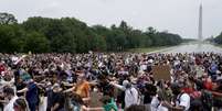 Manifestantes se reúnem no Lincoln Memorial durante preparação para protesto contra o racismo após o assassinato de George Floyd por um policial branco em maio.
REUTERS/Erin Scott  Foto: Reuters