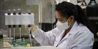 Embora existam v&aacute;rias equipes em todo o mundo procurando uma vacina contra a covid-19, n&atilde;o h&aacute; garantias de que ela ser&aacute; encontrada  Foto: EPA / BBC News Brasil