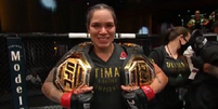 Amanda Nunes se tornou a primeira atleta a defender dois títulos com sucesso na história do UFC (Foto: Reprodução)  Foto: LANCE!
