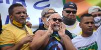 Ato e manifesto denominado Pró-Bolsonaro leva centenas de pessoas a se reunirem no posto 5 na orla da praia de Copacabana, zona sul do Rio de Janeiro.  Foto: Jorge Hely/Framephoto / Estadão Conteúdo