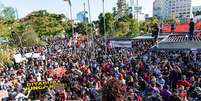 Movimentação de manifestantes contra governo federal e anti-racismo no Largo da Batata, em Pinheiros, zona oeste de Sao Paulo, neste domingo  Foto: Léo Orestes/Framephoto / Estadão Conteúdo