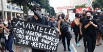  Manifestantes no protesto contra o racismo na tarde deste domingo (07/06) na Avenida Presidente Vargas, centro do Rio de Janeiro.  Foto: Marina Vilela/FRAMEPHOTO / Estadão Conteúdo