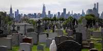 Cemitério em Woodside, no Queens, Estados Unidos, país com o maior número de mortes da pandemia  Foto: Mike Segar / Reuters