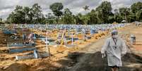 Alguns cemitérios, como este em Manaus, estão lotados de vítimas do coronavírus  Foto: BBC News Brasil