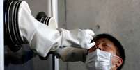 Homem &eacute; submetido a teste de Covid-19 durante simula&ccedil;&atilde;o de instala&ccedil;&atilde;o em Yokosuka, no Jap&atilde;o
23/04/2020
REUTERS/Issei Kato/File Photo  Foto: Reuters