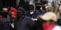 Desempregados fazem fila para pedir auxílio em agência de Santiago, no Chile, em meio à pandemia de coronavírus
29/05/2020
REUTERS/Ivan Alvarado  Foto: Reuters