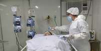 Paciente infectado com coronavírus é tratado em hospital de campanha de Guarulhos, 12/05/2020
REUTERS/Amanda Perobelli  Foto: Reuters