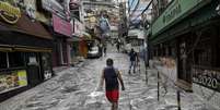 Homem passa por rua desinfectada em meio ao surto de Covid-19 na favela da Rocinha, no Rio de Janeiro
10/04/2020
REUTERS/Ricardo Moraes   Foto: Reuters