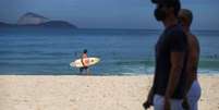 Pessoas transitam pela praia de Ipanema. 07/06/2020. Reuters/Pilar Olivares.  Foto: Reuters