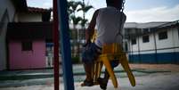 'A gente está se reinventando a cada dia, com festas e atividades, para este período não ser maçante para as crianças', conta funcionária de abrigo  Foto: Andre Borges/Ag Brasilia / BBC News Brasil