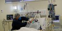 Enfermeira monitora paciente internado na UTI de hospital em São Paulo após contrair Covid-19
03/06/2020
REUTERS/Amanda Perobelli  Foto: Reuters