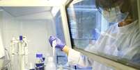 Técnicos de laboratório suíço realizam testes relacionados a pesquisas sobre vacina contra coronavírus
22/04/2020
REUTERS/Arnd Wiegmann/  Foto: Reuters
