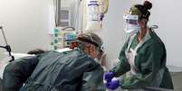 Enfermeiras monitoram paciente em hospital no Reino Unido. 22/05/2020. Reuters/Steve Parsons. 

  Foto: Reuters