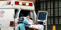 Profissionais de saúde transportam paciente para ambulância em Nova York. 24/04/2020. Reuters/Lucas Jackson. 

  Foto: Reuters