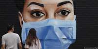 Mural de rua em Londres. Reino Unido supera 50 mil mortes entre suspeitas e confirmadas.  Foto: DW / Deutsche Welle