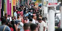 Movimento na Rua 12 de Outubro, no bairro da Lapa, na zona oeste da cidade de São Paulo, no primeiro dia de reabertura do comércio  Foto: ROBERTO COSTA / CÓDIGO19/ESTADÃO CONTEÚDO