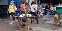 Em Madureira, na zona norte do Rio, muita gente saiu às ruas nos últimos dois dias  Foto: Sílvio Alves Barsetti