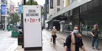 Uma placa de distanciamento social na Oxford Street, em Londres, após a introdução de medidas para tirar a Inglaterra do confinamento.  Foto: Stefan Rousseau / Reuters