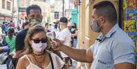 Movimentacao de pessoas na Ladeira porto Geral e Vinte e Cinco de Marco durante primeiro fim de semana com comercio de rua e shoppings abertos na quarentena do novo coronavirus  Foto: ANDERSON LIRA/FRAMEPHOTO / Estadão Conteúdo