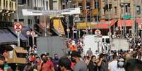 Movimento na região da Rua 25 de Março, área de comércio popular na região central de São Paulo, neste sábado, 13  Foto: FÁBIO VIEIRA/FOTORUA / Estadão Conteúdo