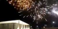 Grupo de manifestantes lançam fogos de artifício em direação ao prédio do Supremo Tribunal Federal, em Brasília.   Foto: Reproduçao / Estadão Conteúdo